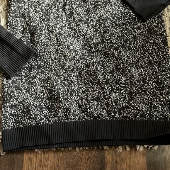 Lululemon | Womens seamless sweater - Picture 3 of 9